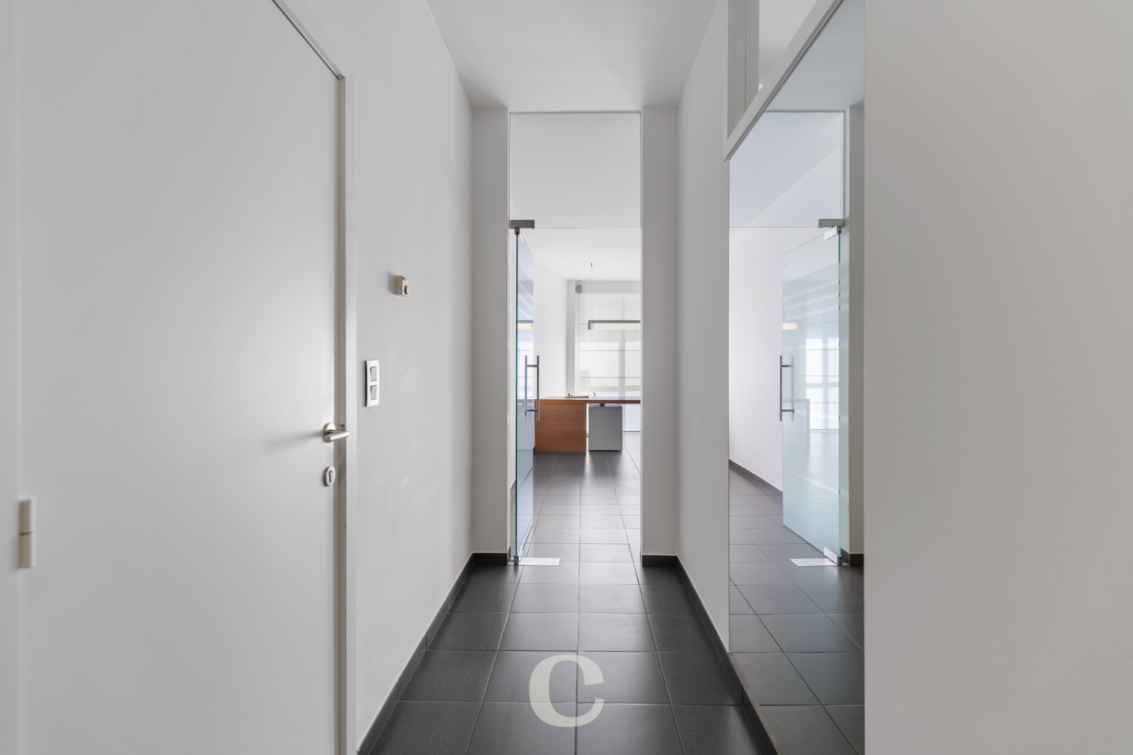 Ruim appartement gelegen op de Piers De Raveschootlaan pal in het centrum van Knokke. - foto 4