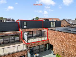 Graag stellen wij u dit duplex-appartement met 3 slaapkamers voor. De woonst bevindt zich op een uiterst centrale locatie, op wandelafstand van het dorpscentrum met diverse voorzieningen zoals restaurant In De Molen, Louis Delhaize, een bakker, een frituur en openbaar vervoer,…. Het appartement is gelegen op de bovenste verdieping en maakt deel uit van een recent (2016), kleinschalige en welonderhouden residentie. Het kenmerkt zich door een kwalitatieve en tijdloze afwerking, waarbij zowel comfort als energiezuinigheid centraal staan. Dankzij de raampartijen geniet de leefruimte van een ruimtelijk gevoel en een overvloed aan licht, met naadloze toegang tot het ruime terras, een absoluut pluspunt. De volledig uitgeruste keuken sluit harmonieus aan bij de leefruimte. Verder beschikt het appartement over 2 bergings en een lift die uitkomt op het slaapverdiep - een bijzonder praktisch voordeel voor een duplex. Het slaapgedeelte omvat 3 ruime slaapkamers, een bureau, een moderne badkamer met zowel ligbad als inloopdouche , en een apart toilet. Dankzij de aanwezigheid van zonnepanelen en het comfort van vloerverwarming aangedreven via een warmtepomp, geniet u hier van een energiezuinige en toekomstgerichte woonoplossing. Bijkomende troeven zijn de lage maandelijkse lasten, het gunstige EPC-label, aanwezigheid van een fietsenstalling en een lift. <em>** Optioneel bij aan te kopen: ondergrondse parking & kelderberging (€30.000) **</em>info@homies.be of 016 22 82 22.