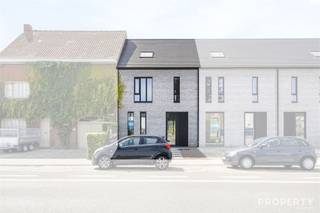 <p><span><span><span>INSTAPKLARE WONING MET 4 SLAAPKAMERS <br />Indeling: Inkomhal met gastentoilet, ruime lichtrijke leefruimte met open keuken, extra ruimte die kan dienen als bureauruimte of speelhoek. Op de eerste verdieping zijn er 2 slaapkamers en een badkamer met douche. Op de 2de verdieping zijn er nog eens 2 slaapkamers, extra toilet en berging. <br /><br />Verder is er een aangelegd terras en ruime tuinberging! <br />Voor meer info of een bezoek mail naar info@property-vastgoed.be </span></span></span></p>