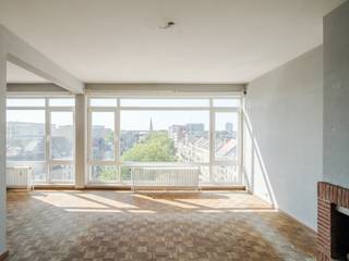 <p><strong>Appartement met panoramisch stadszicht op toplocatie nabij de Coupure</strong><br /><br />Voor meer informatie: info@carloeggermont.be<br /><br />Dit op te frissen hoekappartement bevindt zich op de zesde verdieping van een residentieel gebouw op de kruising van de Martelaarslaan en de Bijlokevest. Dankzij de centrale ligging geniet u van een panoramisch uitzicht over de Gentse binnenstad, op wandelafstand van de Coupure, de Kouter en de belangrijkste winkelstraten.<br /><br />Met een bruto vloeroppervlakte van 104 m² (excl. balkon) beschikt het appartement over een praktische indeling. De inkomhal met gastentoilet geeft toegang tot de lichtrijke leefruimte, de keuken en het balkon. Verder zijn er twee volwaardige slaapkamers en een centrale badkamer met een tweede toilet.<br /><br />De grote raampartijen zorgen voor een overvloedige lichtinval en versterken het open karakter van het appartement. Mits een doordachte opfrissing vormt deze eigendom een interessante opportuniteit op een gegeerde locatie. Het appartement behaalt bovendien een gunstig EPC-label C (228 kWh/m²/jaar).<br /><br />Vanaf 1 september 2026 worden de voor- en zijgevel van de residentie vernieuwd. De definitieve kostenverdeling voor deze werken wordt momenteel nog opgevraagd.<br /><br />Een privatieve garagebox en kelderberging zijn afzonderlijk aan te kopen voor € 35.000.<br /><br /><strong>Kortom, een ruim en lichtrijk appartement met veel potentieel, een uitstekende ligging en een uitzonderlijk stadszicht.</strong></p>