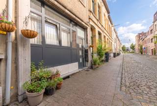 <p>Gelegen in een zijstraat van de bruisende Abdijstraat op het Kiel, bevindt zich deze ruime en veelzijdige gelijkvloerse verdieping met tal van mogelijkheden.</p><p>De eigendom beschikt over een bijzonder ruime indeling en geniet dankzij de talrijke raampartijen van een overvloed aan natuurlijke lichtinval. De ruimtes zijn bovendien perfect afgewerkt en verkeren in uitstekende staat, waardoor het pand <strong>volledig instapklaar</strong> is.</p><p>Dankzij de combinatie van de ruime oppervlakte, de commerciële ligging en de verzorgde afwerking is deze eigendom <strong>ideaal voor een woon-werkcombinatie</strong>. De verschillende ruimtes bieden de mogelijkheid om wonen en werken op een aangename en praktische manier te combineren.</p><p>Ook de ligging vormt een belangrijke troef. Het pand bevindt zich op wandelafstand van de Abdijstraat, met haar ruime aanbod aan winkels, horecazaken en dagelijkse voorzieningen. Bovendien is er een vlotte verbinding naar het centrum van Antwerpen en de belangrijkste invalswegen.</p>