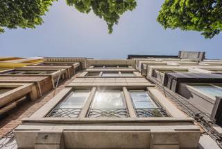 Op zoek naar een appartement met karakter op een topligging? Dit gezellige duplex-appartement op de Graanmarkt, op wandelafstand van de Grote Markt maakt deel uit van een kleinschalige residentie bestaande uit een handelszaak en slechts twee appartementen.<br /><br />Via een trap bereikt u de 2de verdieping, waar u binnenkomt in de inkomhal met ingemaakte kasten. Vervolgens betreedt u de lichtrijke leefruimte en de ruime eetkeuken Verder is er op deze verdieping een praktische wasberging aanwezig.<br /><br />Via enkele treden bereikt u het tussenverdiep met een afzonderlijk toilet. Daarna komt u op het aangename terras aan de achterkant van het gebouw met een ruime terrasberging, ideaal voor extra opslag.<br /><br />Op de bovenverdieping bevinden zich de slaapkamer en de badkamer, uitgerust met een douche, lavabomeubel en voldoende bergruimte.<br /><br />Een bijkomende troef? Er zijn geen syndickosten, wat de maandelijkse woonkost extra aantrekkelijk maakt.<br /><br /><br />Waarom dit appartement overwegen?<br /><br />✔ Topligging nabij de Grote Markt<br />✔ Kleinschalige residentie<br />✔ Lichtrijke leefruimte<br />✔ Ruime eetkeuken<br />✔ Terras met berging<br />✔ Geen syndickosten<br />✔ Ingemaakte kasten aanwezig<br /><br />Het appartement is beschikbaar vanaf 1 september 2026. Wij zijn op zoek naar een huurder die zich wenst te engageren voor een huurovereenkomst van 1,5 jaar.<br /><br />Geïnteresseerd? Vul eenvoudig het contactformulier in en we nemen spoedig contact op.
