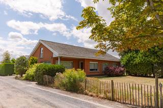 <p>Vrijstaande gelijkvloers woning met landelijk uitzicht op gegeerde locatie in Torhout<br /><br />375.000 richtprijs <br /><br />Op een mooie en groene locatie aan de Revinzestraat 70 in Torhout bevindt zich deze ruime open bebouwing. Dankzij de ligging in de gegeerde Don Bosco-omgeving geniet u hier van rust, open vergezichten en veel privacy (geen inkijk van andere woningen), terwijl dagelijkse voorzieningen zich op wandel bevinden.<br /><br />De woning heeft een bebouwde oppervlakte van 186m2 en beschikt over een lichtrijke leefruimte van ca. 37 m² , een ruime keuken van ca. 18 m², een badkamer met ligbad en drie volwaardige slaapkamers van ca. 16 m², 15 m² en 13 m².<br /><br />Daarnaast is er een ruime garage van ca. 24 m² met sectionale poort, een grote parkeerzone en een zolder die mogelijkheden biedt als extra woon-, werk- of hobbyruimte. Dankzij de vele raampartijen geniet de woning van veel natuurlijke lichtinval.<br /><br />Ook de ligging vormt een belangrijke troef. Binnen een straal van ca. 300 meter bevinden zich onder meer de school, kinderopvang, dokters, een apotheek, bakker, beenhouwer, supermarkt en restaurant. Het station, ziekenhuis, middelbaar onderwijs, zwembad, horeca en verschillende sport- en cultuurvoorzieningen bevinden zich op ongeveer 1 km. Ook belangrijke invalswegen en de autosnelweg zijn vlot bereikbaar. Ook drie bossen en 2 kasteelparken dichtbij <br /><br />Aangrenzende weiden kan bovendien afzonderlijk worden aangekocht.<br /><br />Troeven<br /><br />• Gegeerde Don Bosco-omgeving, rustig en gunstige ligging<br />• Ca. 186 m² bebouwde oppervlakte<br />• 3 ruime slaapkamers<br />• Lichtrijke leefruimte van ca. 37 m²<br />• Ruime keuken van ca. 18 m²<br />• Garage van ca. 24 m² met sectionale poort<br />• Ruime parkeerzone<br />• Zongerichte ligging met veel privacy<br />• Zolder via luik van 160m2 <br />• Alu ramen met dubbel glas en rolluiken <br />• Station en ziekenhuis op ca. 1 km<br />• Vlotte verbinding met belangrijke invalswegen en autosnelweg<br />• Tal van voorzieningen binnen ca. 300 meter<br />• Gescheiden riolering reeds uitgevoerd op privaat terrein tot aan de straat<br /><br />Een interessant eigendom voor wie rust, ruimte en privacy wil combineren met een bijzonder centrale en praktische ligging.<br /><br />Voor meer informatie of een bezichtiging kunt u contact opnemen met Simon via 0498 123 708 of simon@vicusvastgoed.be.</p>