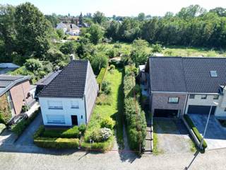 <p><span><span><strong>Bouwgrond voor een HOB op een rustige locatie te Herdersem!</strong></span><br /><br />Bent u op zoek naar de <strong>ideale locatie om uw droomwoning </strong>te realiseren? Deze uitstekend gelegen bouwgrond voor een halfopen bebouwing bevindt zich in het rustige en aangename Herdersem(deelgemeente van Aalst), op een strategische ligging nabij de verbindingsweg tussen Herdersem en Wieze.</span></p>
<p><span>Dankzij deze centrale ligging geniet u van een vlotte bereikbaarheid naar winkels, scholen, sport- en recreatiefaciliteiten en openbaar vervoer. U combineert hier moeiteloos een rustige woonomgeving met alle dagelijkse voorzieningen binnen handbereik.</span></p>
<p><span>De bouwgrond biedt mooie mogelijkheden voor het realiseren van een ruime gezinswoning. Volgens de geldende voorschriften kan er gebouwd worden met </span><strong><span>twee volwaardige bouwlagen en een hellend dak</span></strong><span>, wat resulteert in een woning met </span><strong><span>gelijkvloers, eerste verdieping en zolderverdieping</span></strong><span>.</span></p>
<p><strong><span>Bouwvoorschriften:</span></strong></p>
<ul>
<li><span>Halfopen bebouwing</span></li>
<li><span>Bouwbreedte: 5,80 m</span></li>
<li><span>Bouwdiepte gelijkvloers: 15 m</span></li>
<li><span>Bouwdiepte verdieping: 12 m</span></li>
<li><span>Twee bouwlagen + hellend dak</span></li>
</ul>
<p><span>Een uitstekende opportuniteit voor wie een woning volledig naar eigen smaak en wensen wil bouwen op een rustige, maar toch bijzonder gunstige locatie.</span></p>
<p><span>Interesse? Neem gerust contact op voor meer informatie of een bezoek ter plaatse via 0476/076993 OF info@kurtimmo.be!</span></p>