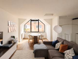 <strong><span>Stijlvol duplex appartement met 2 slaapkamers en terras, centraal gelegen in het bruisende centrum nabij alle belangrijkste straten en pleinen van Gent.</span></strong><br /><br /><span>Bezoekaanvragen via info@carloeggermont.be</span><br /><br /><strong><span>Stijlvol appartement</span></strong><span>, <strong>centraal gelegen</strong> in het bruisende centrum nabij alle belangrijkste straten en pleinen van Gent. Dit stadsappartement is het ideale rustpunt en de ideale uitvalsbasis in het hart van de stad.<br /><br />De residentie met karaktervolle gevel bestaat uit <strong>3 ruime appartementen</strong> en een handelsgelijkvloers. De ontwikkeling spreekt aan door zijn afwerking, <strong>authentieke elementen</strong> en <strong>hedendaags comfort</strong>.<br /><br />Het appartement is gerenoveerd met <strong>extra aandacht voor isolatie, esthetiek en duurzaamheid</strong>. Het beperkte aantal entiteiten zorgt voor de nodige <strong>privacy, een eenvoudig beheer en een lage kostenstructuur</strong>. Het appartement beschikt over <strong>een gunstige energiescore B</strong>.</span><br /><br />We betreden het duplexappartement langs een praktische inkomhal waar zich een apart gastentoilet bevindt. Op dit verdiep vinden we twee slaapkamers waarvan de ene nog voorzien is van een aparte ruimte voor bv. dressing. De tweede slaapkamer geeft ook toegang tot het privatief terras aan de achterzijde.<br /><br />Op de bovenste verdieping vinden we een lichtrijke, open ruimte die voorzien is van een praktische keuken, eetplaats en ruime leefruimte. Als extra is het verdiep nog voorzien van een tweede toilet.<br /><br />Een zolderluik geeft nog plaats aan wat extra bergruimte.<br /><br /><strong>Kortom, de ideale investering door: zijn financieel interessante structuur (lage klein beheer), zijn stijlvolle afwerking en zijn centrale ligging.</strong>