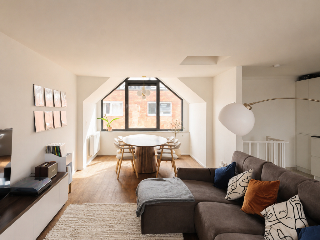 Stijlvol duplex appartement met 2 slaapkamers en terras, centraal gelegen in het bruisende centrum nabij alle belangrijkste straten en pleinen van Gent. - foto 1