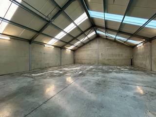 Nabij het centrum van Ardooie, kan u deze ruime opslagplaats terugvinden.Het eigendom is vlot bereikbaar via verschillende invalswegen. De...