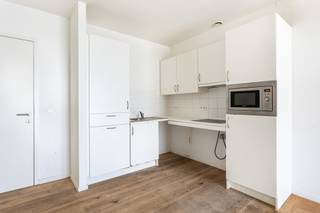 <span><span>Quares - TREVI Groep presenteert:<br />Indeling:<br /></span></span>
<p>Dit lichtrijke éénslaapkamerappartement bevindt zich op de 15de verdieping van een residentie met 20 verdiepingen en biedt een bewoonbare oppervlakte van 59 m². Dankzij de hoge ligging geniet u van een aangenaam open uitzicht en een overvloed aan natuurlijke lichtinval. Het gebouw/appartement is toegankelijk voor mindervaliden en beschikt over een functionele indeling met een leefruimte, een aparte slaapkamer, een badkamer, een keuken en wasruimte/bergruimte. Vanuit de leefruimte heeft u toegang tot het terras van 10 m², waar u in alle rust kunt genieten van de buitenruimte. De parketvloer zorgt voor een warme en tijdloze uitstraling. Verder scoort het appartement uitstekend op vlak van energiezuinigheid met een EPC-label A en is de elektriciteitsinstallatie conform de huidige regelgeving. Het pand bevindt zich in een verzorgde residentie en biedt een uitstekende basis om op te frissen. <strong>Een autostaanplaats dient verplicht mee aangekocht te worden aan € 25.000.</strong> Aparte kelderberging en fietsenstalling aanwezig.</p>
<p></p>
<p><span>Omgeving:</span></p>
<p>Het appartement geniet van een gunstige ligging met een vlotte bereikbaarheid en alle dagelijkse voorzieningen binnen handbereik. Winkels, supermarkten, openbaar vervoer, scholen en recreatiemogelijkheden bevinden zich in de nabije omgeving, wat zorgt voor een comfortabel en praktisch wooncomfort. Dankzij de centrale ligging combineert u het gemak van stedelijke voorzieningen met een aangename woonomgeving. Bovendien biedt de hogere verdieping een gevoel van rust en privacy, terwijl u toch dicht bij alle faciliteiten bent die het dagelijks leven aangenaam maken.</p>