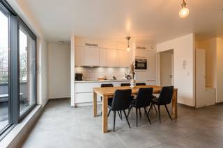 In het hartje van Heusden, op wandelafstand van de bakker, slager, grootwarenhuizen, ... vinden we dit kleinschalig appartementsgebouw...