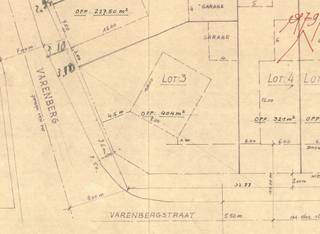 Deze bouwgrond is vrij van aannemer, voorzien van een zuid-gerichte tuinzone en heeft een oppervlakte van 404 m² groot. Hier kan u meer dan een volwaardige gezinswoning met een eventuele aparte garage bouwen. Deze bouwgrond is voorzien van oude goedgekeurde bouwvoorschriften wat u tal van voordelen geeft ten opzichte van een recente verkaveling! Verder kan u hier een woning bouwen met een gevelbreedte van 8 meter, een diepte van 10 meter, en dit ook op de eerste verdieping en een eventueel zadeldak. De garage kan achteraan op de perceelgrens voorzien worden en mag tot 4 meter breedte hebben. Winkels, scholen, openbaar vervoer en het stadscentrum zijn vlot bereikbaar, wat zorgt voor een aangename combinatie van wonen in het groen en dagelijkse voorzieningen dichtbij. Kortom voor de sneller beslisser! Bel of mail vandaag nog voor de voorschriften en het plan naar info@rosiersderidder.be of 052/41.41.94.<br /><br />Referentie: 5700