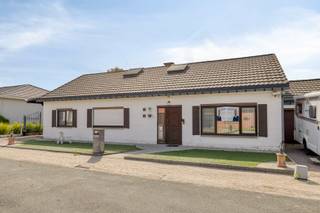 Deze halfopen bebouwing met 3 slaapkamers, is gelegen aan het einde van een doodlopende straat nabij het centrum van Kumtich.<br /><br />Indeling:<br /><br />We betreden de woning via de inkomhal met apart gastentoilet en plaats voor vestiaire. Rechts van de inkomhal vinden we de open en lichtrijke leefruimte met pelletkachel. Via de leefruimte bereiken we de keuken. Verder vinden we op het gelijkvloers 3 slaapkamers van 15m², 13m² en 11m² en een badkamer met douche, ligbad en dubbel lavabo. <br /><br />Via één van de slaapkamers bereiken we met de vaste trap de ruime afgewerkte zolder die zich over de volledige oppervlakte van de woning uitstrekt met een oppervlakte van maar liefst 116m². Deze kan gebruikt worden als extra slaapkamer(s).<br /><br />Verder beschikt de woning over verschillende bergingen, een voor-en achtertuin, terras, tuinhuis, garage en carport.<br /><br />EPC label D, geen renovatieverplichting. Verwarming is op aardgas. Elektriciteit is niet conform. Er is een regenwaterput alsook airco aanwezig. Er zijn zonnepanelen van 5.7 kw. Tot december 2029, 6 groene stroomcertificaten van 450 euro . <br /><br />Voor meer info of een bezoek ter plaatste, mag u ons steeds contacteren!