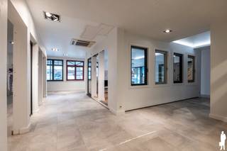 <strong>Commercieel handelspand van ca. 184 m² op toplocatie in het centrum van Schilde</strong><br /><br /><strong>Dit ruime en uitstekend gelegen handelspand bevindt zich in het bruisende centrum van Schilde en biedt tal van mogelijkheden voor commerciële activiteiten. Dankzij de royale winkelruimte, brede etalage (ca. 14 meter) en centrale ligging is dit pand bijzonder geschikt voor een winkel, showroom of andere commerciële invulling.</strong><br /><br /><strong>Indeling</strong><br />
<ul>
<li><strong>Ruime </strong>en <strong>lichtrijke </strong>handelsruimte met <strong>grote raampartijen</strong> aan de straatzijde, ideaal voor <strong>optimale zichtbaarheid</strong> en presentatie</li>
<li>Open winkelruimte met <strong>verschillende indelingsmogelijkheden</strong></li>
<li><strong>Kitchenette </strong>achteraan met compacte vaatwasser, gootsteen, ingebouwde microgolfoven en ingebouwde koelkast</li>
<li>Twee afzonderlijke <strong>bergingen</strong> voor extra opslagruimte</li>
<li><strong>Apart toilet</strong></li>
<li><strong>Airconditioning</strong> (Daikin) voorzien in de handelsruimte</li>
<li>Verwarming op gas d.m.v. radiatoren/convectoren</li>
<li><strong>Ruime, afgesloten private kelderberging (ca. 19 m²)</strong></li>
<li><strong>Kruipruimte aanwezig</strong></li>
<li>Stedenbouwkundige inlichtingen in aanvraag<strong></strong></li>
</ul>
<br /><strong>Uitstekend gelegen in het centrum van Schilde, met winkels, horecazaken en diverse voorzieningen op wandelafstand. De centrale ligging en commerciële omgeving zorgen voor een aantrekkelijke zichtbaarheid en bieden interessante mogelijkheden voor uiteenlopende handelsactiviteiten.</strong><br /><br /><strong>Een uitstekende opportuniteit voor ondernemers die op zoek zijn naar een ruim handelspand op een commerciële locatie in hartje Schilde.</strong>