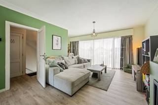 <p>Deze aangename 4-gevel bel-etagewoning combineert een praktische indeling met heel wat interessante troeven. De woning beschikt over een lichtrijke leefruimte waar het natuurlijke daglicht mooi binnenvalt en biedt daarnaast voldoende bergruimte. De keuken werd recent vernieuwd, net als de badkamer, waardoor reeds verschillende ruimtes een frisse en moderne uitstraling hebben.</p><p>Op technisch vlak beschikt de woning over een conforme elektrische installatie en centrale verwarming op aardgas. Verder is er een garage aanwezig en zijn er maar liefst twee private parkeerplaatsen op het eigen perceel, wat zorgt voor heel wat praktisch comfort.</p><p>De woning vormt een mooie basis voor wie op zoek is naar een bel-etage en deze verder naar eigen smaak en wensen wil moderniseren.</p><p>De woning beschikt over een EPC-label E, waardoor de wettelijke renovatieplicht van toepassing is.</p><p>Meer info: arno@woonvast.be of 0478 44 20 90</p>