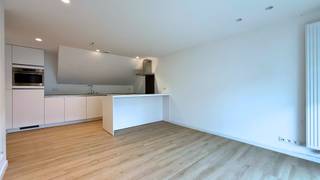 Te koop: gerenoveerd energiezuinig gelijkvloers appartement<br /><br />Adres: Talderstraat 24/1, 3630 Maasmechelen<br /><br />Dit gerenoveerde en energiezuinige appartement is gelegen op het gelijkvloers op een centrale locatie in Maasmechelen. Dankzij de gunstige ligging geniet u van een vlotte verbinding naar de Rijksweg en de E314. Ook scholen en winkels bevinden zich op korte afstand.<br /><br />Indeling:<br /><br />Bij het betreden van het appartement komt u terecht in de inkomhal met aansluitend een apart toilet. Aan de rechterzijde bevindt zich de badkamer, uitgerust met een inloopdouche en lavabo.<br /><br />Recht voor u bevindt zich een stijlvolle stalen deur die toegang geeft tot de moderne keuken en de open leefruimte. Aansluitend aan de leefruimte bevindt zich een extra kamer die naar eigen behoefte kan worden ingericht als praktische berging of bureauruimte. Vanuit deze ruimte heeft u toegang tot het terras aan de voorzijde van het appartement.<br /><br />Vanuit de inkomhal leidt een trap naar het lager gelegen gedeelte. Hier bevindt zich een hal die toegang geeft tot een technische ruimte, een slaapkamer en een extra opbergruimte.<br /><br />Buiten beschikt het appartement over een private autostaanplaats. Daarnaast is er een afzonderlijke kelderberging aanwezig, ideaal voor het opbergen van extra spullen.<br /><br />Het appartement beschikt over een EPC-label B en de elektriciteit is conform.<br /><br />Vraagprijs: € 219.000,00<br /><br />Bent u geïnteresseerd in dit instapklare appartement? Contacteer ons voor meer informatie of om een bezichtiging in te plannen.