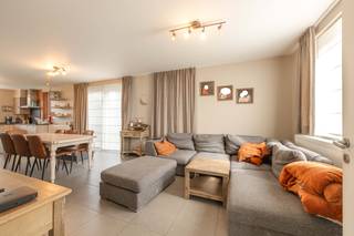 Op een boogscheut van het centrum van Ruiselede en gelegen in een rustige en kindvriendelijke verkaveling kunt u deze halfopen woning met inpandige garage terugvinden.<br />Achteraan ligt een omheinde tuin met tuinhuis en terras.<br />De woning die gebouwd werd in 2013 heeft een bewoonbare oppervlakte van 167 m² en ligt op een perceel met een totale oppervlakte van 430 m².<br /><br />Indeling:<br />GV: inkomhal - gastentoilet - ruime woonkamer met centrale verwarming gas - open keuken met elektrisch koken, dampkap, spoelbak, vaatwas, oven, koelkast - berging met aansluiting voor wasmachine en droogkast.<br /><br />1e V: nachthal - 4 slaapkamers met centrale verwarming gas en laminaat - badkamer met dubbele lavabo en ligbad met mogelijkheid tot douchen - apart toilet met handwasser.<br /><br />Algemeen:<br />- EPC 126 - label B<br />- Energiezuinig<br />- Blanco bodemattest<br />- Conforme elektriciteitskeuring<br />- Regenwaterput van 10 000 liter aanwezig<br />- Zonneboiler aanwezig<br />- Ventilatie C aanwezig<br />- Elektriciteit aanwezig in tuinhuis<br />- Vrij bij akte<br />- Vg, Wg, Gmo, Gvkr, Gvv