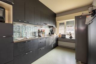 Op een hoekperceel van 83 m² bevindt zich deze goed onderhouden woning met een bewoonbare oppervlakte van ca. 119 m².<br />De ligging is zeer centraal met winkels en openbaar vervoer op wandelafstand. Er is ook een vlotte bereikbaarheid naar het centrum van Antwerpen, Wilrijk en Hoboken.<br />Dankzij diverse renovaties doorheen de jaren betreft dit een instapklare en comfortabele woning.<br />In 2009 werd het platte dak vernieuwd, in 2023 een nieuwe condensatieketel geplaatst en werd in 2024 zowel de keuken als de badkamer volledig gerenoveerd.<br /><br /><u>Indeling:</u><br />Binnenkomen doen we in de inkomhal die toegang geeft tot de lichtrijke leefruimte waar een pelletkachel zorgt voor extra gezelligheid. Aansluitend bevindt zich de geïnstalleerde keuken. Op het gelijkvloers werd er voorzien in de badkamer met dubbele lavabo, toilet en een ruime inloopdouche. Verder is er achteraan een kleine koer aanwezig zodat er kan genoten worden van de buitenlucht.<br /><br />Op de verdieping leidt de nachthal naar drie slaapkamers. Daarnaast bevindt zich hier ook een praktische wasberging.<br /><br />Tot slot beschikt de woning over een ruime kelder van ongeveer 62 m², die tal van mogelijkheden biedt en ideaal is als opslagruimte.<br /><br /><u>Troeven van de woning:</u><br />- Hoekwoning met veel lichtinval<br />- Bewoonbare oppervlakte van ca. 119 m²<br />- 3 slaapkamers<br />- Recente keuken en badkamer (2024)<br />- Nieuwe condensatieketel (2023)<br />- Vernieuwd plat dak (2009)<br />- Ruime kelder (± 62 m²)<br />- Gunstig EPC<br />- Asbestveilig<br /><br /><br />Een ideale woning voor wie op zoek is naar een verzorgde woning met praktische indeling en centrale ligging.<br /><br />📄 Gedetailleerde plannen en alle nodige attesten vindt u op de website van Wellimmo onder de rubriek “Documenten”.<br />📞 03 225 00 68<br />📧 gerd@wellimmo.net<br />🌐 www.wellimmo.net