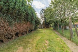 <p><span>Dit </span><span>volledig te renoveren huis</span><span> te koop is gelegen aan de Plezantstraat, op wandelafstand van talloze winkels, voorzieningen voor sport en ontspanning en scholen. Ook het station van Sint-Niklaas en verbindingsbanen richting Stekene en de E17 bevinden zich in de nabije omgeving.</span></p><p><span>Dit huis daterend van </span><span>1936 </span><span>telt heel wat positieve kenmerken waaronder een </span><span>ruime tuin</span><span> én een </span><span>bruikbare vloeroppervlakte</span><span> van </span><span>147m² </span><span>(cfr. EPC). </span></p><p><span>Gelijkvloerse verdieping</span></p><p><span>- inkomhal </span></p><p><span>- woonkamer </span></p><p><span>- eetruimte</span></p><p><span>- keuken </span></p><p><span>- badkamer bestaande uit een toilet, wastafel en douche</span></p><p><span>- fantastische ruime tuin </span></p><p><span>Eerste verdieping</span></p><p><span>- eerste slaapkamer 11.5m² </span></p><p><span>- tweede slaapkamer 17m²</span></p><p><span>Tweede verdieping</span></p><p><span>- derde slaapkamer 35.5m² onder het dak </span></p><p><span>Troeven</span></p><p><span>- centrale ligging in Sint-Niklaas</span></p><p><span>- ruime tuin </span></p><p><span>- drie ruime slaapkamers</span></p><p><span>Dit pand kan onderhevig zijn aan de renovatieverplichting die door de Vlaamse overheid wordt opgelegd voor residentiële gebouwen. Consulteer voor meer informatie de website van het Vlaams Energie- en Klimaatagentschap via </span></p><p><span><span>https://www.vlaanderen.be/veka/energie-en-klimaatbeleid/vlaamse-langetermijnrenovatiestrategie-voor-gebouwen-2050</span></span></p><p><span> </span></p><p><span>Ben jij geïnteresseerd in dit te renoveren huis te koop in centrum Sint-Niklaas, ben je op zoek naar ander vastgoed, een investering of wens je de waarde van jouw eigendom te kennen? Dan ben je bij BOLT immo aan het juiste adres! Wij helpen jou graag verder.</span></p><p><span> </span></p>