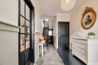 Deze volledig gerenoveerde woning (ca 275m2 bew opp) straalt meteen een authentieke charme uit, dit in combinatie met alle luxe. Men betreedt...