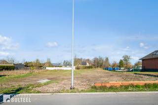 Ruime bouwgrond van 1176m2 op zichtlocatie langsheen de Zeelse Baan in Grembergen. Het perceel heeft een straatbreedte van 24 meter en...