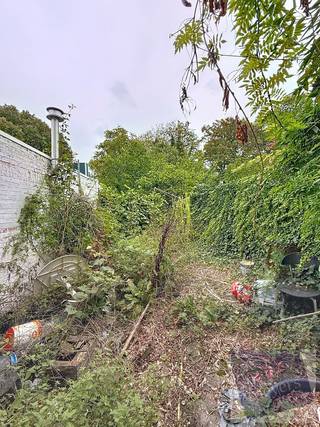 Op zoek naar een woning die je volledig naar je eigen smaak kunt inrichten, op een centrale locatie in Hasselt? Ontdek deze ruime eengezinswoning van 159 m² (volgens EPC) op een perceel van 2a 9ca, gelegen in de Vijversstraat 101.<br /><br /><strong>Ligging</strong><br />De woning geniet van een gunstige en rustige ligging, op korte afstand van het centrum van Hasselt, scholen, winkels, openbaar vervoer en de Corda-campus. Ook de oprit naar de E313 is vlot bereikbaar, waardoor je in geen tijd richting Genk, Leuven of Antwerpen rijdt. De Vijversstraat combineert een residentiële sfeer met een praktische bereikbaarheid — ideaal voor wie comfort en mobiliteit belangrijk vindt.<br /><br /><strong>Indeling</strong><br />Op het gelijkvloers vind je een inpandige garage met rechtstreekse toegang tot de achterliggende tuin, een handige troef voor fietsen of tuinmateriaal. De inkomhal met trap leidt naar de eerste verdieping, waar een lichtrijke woonkamer, eetkamer, keuken met toegang tot een balkon en een badkamer zich bevinden. Op de tweede verdieping zijn er twee volwaardige slaapkamers.<br /><br /><strong>Renovatie en mogelijkheden</strong><br />De woning beschikt momenteel over een EPC-label F (719 kWh/m²jaar) en dient gerenoveerd te worden. Dit biedt echter een uitstekende kans om een woning op maat te creëren én te genieten van de huidige premies en fiscale voordelen die de Vlaamse overheid voorziet bij energetische renovaties. Denk aan de Mijn VerbouwPremie, de EPC-labelpremie en eventueel de Mijn VerbouwLening. Na renovatie kan de woning niet alleen in waarde stijgen, maar ook een aantrekkelijk wooncomfort en energiezuinigheid bieden.<br /><br /><strong>Troeven op een rij</strong>
<ul>
<li>Centrale ligging nabij het centrum van Hasselt</li>
<li>Ruim bewoonbare oppervlakte van 159 m²</li>
<li>Garage met directe toegang tot de tuin</li>
<li>Volop renovatiemogelijkheden met financiële steunmaatregelen</li>
<li>Perfect voor starters of investeerders die willen renoveren</li>
</ul>
Laat je inspireren door het potentieel van deze woning en maak er jouw nieuwe (t)huis van.<br /><br />📞 Interesse? Contacteer Meyers Vastgoed voor meer informatie of een bezoek ter plaatse.