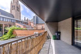 Dit ruime appartement ligt op een steenworp van de levendige Vrijheid, maar schenkt veel rust binnen.<br /><br />Indeling:<br />- Inkomhal<br />- Gastentoilet<br />- 3 slaapkamers<br />- Badkamer<br />- Woonkamer met open leefkeuken<br />- Terras achteraan<br />- Wasplaats/berging<br />- Autostaanplaats<br /><br />Kom dit stille, lichtrijke appartement bewonderen.<br /><br />Plan snel je bezoek en ontdek deze woning zelf.<br />0486 905 950<br />toon.vermeiren@albert.immo<br />www.albert.immo<br /><br />Bij Albert kom je thuis!