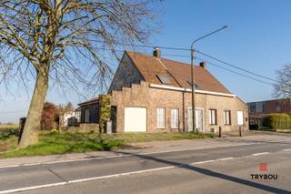 Goed onderhouden woning met grote tuin op een boogscheut van het centrum van Poelkapelle.<br /><br />De woning bestaat uit:<br />Gelijkvloers: inkomhal - eetplaats - zithoek - uitgeruste keuken - badkamer - garage<br />Verdieping: nachthal - 2 slaapkamers<br />Zolder<br /><br />Centrale verwarming met hogerendementsketel - radiatoren - kachel<br /><br />Dubbele beglazing - dakisolatie<br /><br />Verzorgde, onderhoudsvriendelijke tuin met ruim terras met overkapping - moestuin