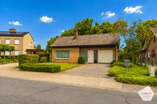 Bent U op zoek naar een woning U volledig naar eigen smaak kunt renoveren? Dan is deze charmante bungalow zeker een bezoek waard. Gelegen op een rustige en landelijke locatie, geniet deze woning van een aangename omgeving met veel groen en een uitstekende bereikbaarheid. De bungalow beschikt over drie volwaardige slaapkamers een mooie bewoonbare oppervlakte, waardoor er voldoende ruimte is voor gezinnen & koppels. Het perceel van maar liefst 1000 m² biedt tal van mogelijkheden voor het aanleggen van een prachtige tuin, een terras of andere buitenvoorzieningen. Dankzij de ruime indeling en de solide basis vormt deze woning de ideale opportuniteit om een eigentijdse en comfortabele thuis te creëren. Zeer rustige locatie.<br /><br /><strong><u>Indeling gelijkvloers:</u></strong>
<ul>
<li>Inkom met apart toilet;</li>
<li>Lichtrijke leefruimte met veel ramen en uitzicht op de tuin;</li>
<li>Ingerichte keuken;</li>
<li>Aansluitende berging aan de keuken;</li>
<li>3 slaapkamers;</li>
<li>Zeer ruime garage;</li>
<li>Prachtige terras en tuin;</li>
<li>Tuinhuis / bijgebouw;</li>
</ul>
<strong><u>Eerste verdieping met schuiftrap:</u></strong>
<ul>
<li>Zolderverdieping met schuiftrap;</li>
<li>Zeer ruim met veel mogelijkheden.</li>
</ul>
<strong><u>Troeven:</u></strong>
<ul>
<li>Prachtige locatie met veel grond en mogelijkheden;</li>
<li>Zeer rustig gelegen;</li>
<li>Vernieuwde Condensatieketel;</li>
<li>Regenwater 10.000 liter;</li>
<li>Boorput aanwezig;</li>
<li>Zuid-West oriëntatie tuin;</li>
<li>Ruim bouwvolume.</li>
</ul>
Voor verdere vragen of een bezoek ter plaatse neem gerust contact met ons op via: <strong>oostkamp@caenen.be</strong>