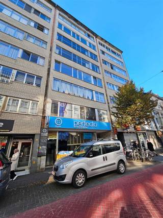 <p><span>Borgerhout: Turnhoutsebaan: zeer ruim appartement.</span></p><p><span> </span></p><p><span>Appartement met grote living, ook de keuken en badkamer zijn ruim. Het appartement heeft een mooie inkomhal, 2 kamers en een dressing. Gelegen in het centrum van de stad, vlakbij openbaar vervoer, invalswegen, scholen en winkels.</span></p><p><span> </span></p><p><span>De maandelijkse kosten bedragen: 75 € reservefonds + 225 € voorschot inclusief verwarming en koud en warm water, onderhoud algemene delen, elektriciteit gemene delen, vuilbakken, ...</span></p><p><span>+ 130 € per maand: verbouwing/reservatie-lening: dak, isoleren, en herbezetten voor- en achtergevel.</span></p><p><span> </span></p><p><span>Indeling: inkomhal: 10 m²</span></p><p><span>living: 50 m²</span></p><p><span>keuken: 10 m²</span></p><p><span>badkamer: 8 m²</span></p><p><span>slpk 1: 30 m²</span></p><p><span>slpk 2: 12 m²</span></p><p><span>dressing: 6  m²</span></p><p><span>toilet: 2 m²</span></p><p><span>terras: 8 m²</span></p>