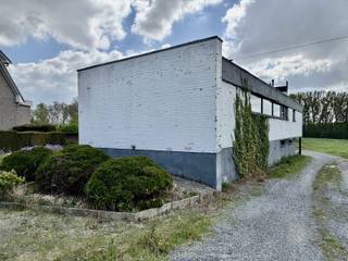 Deze moderne villa is grotendeels gerenoveerd en onmiddelijk te bewonen.Woonoppervlakte: circa 300 m²✅ Veel natuurlijke lichtinval✅ Terras van 40 m²✅...