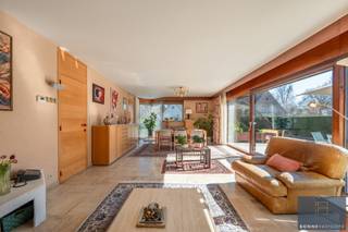 Op zoek naar een rustig gelegen alleenstaande woning op enkele minuten wandelen van het strand en centrum? Dan is deze woning aan het einde van een doodlopende straat wat u zoekt.<br /><br />De woning werd in 1986 bijzonder degelijk opgebouwd met betonnen tussenverdieping en werd doorheen de jaren tot in de puntjes onderhouden.<br /><br />Indeling:<br />-Gelijkvloers: inkom met gastentoilet, bijzonder lichtrijke en ruime leefruimte met zithoek en eetplaats, kwaliteitskeuken met recente Miele koelkast, recente Miele vaatwas, kookplaat, dampkap, oven, recente microgolfoven en spoelzone. Verder vinden we op het gelijkvloers een grote garage met automatische kantelpoort en toegang tot de kruipkelder.<br />-Eerste verdieping: grote hoofdslaapkamer (desgewenst opdeelbaar in 2 kamers) met berging, tweede grote slaapkamer, apart toilet, grote badkamer (met ligbad, douche, bidet, dubbel lavabomeubel) en tot slot een kinderkamer die momenteel als berging dienst doet (offerte aanwezig om cv ketel in de garage te plaatsen).<br />-Zolder: bergzolder geïsoleerd in de zoldervloer.<br /><br />De woning werd onlangs voorzien van isolerende beglazing in de veluxen en zijn ook aanwezig: 2 regenwaterputten van 5000L, alarm, buitenkraan en buitenstopcontacten, elektrische screens in de woonkamer,…<br /><br />Buiten: voortuin met oprit voor verschillende wagens, zijtuinen, zuid-west gericht terras, en achtertuin met tuinhuis.<br /><br />Van deze rustig gelegen alleenstaande woning op wandelafstand van strand (900m) en centrum (900m) uw nieuwe thuis maken?<br /><br />Contacteer Bonne Vastgoed 7 op 7 via 050/73.73.73 of info@bonnevastgoed.be voor meer info of bezoek.
