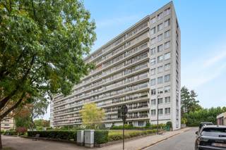 [[ DIT PAND NEEMT DEEL AAN DE ERA OPEN HUIZEN DAG OP 6/12 VAN 16:00 TOT 17:00 ]]
<p>Ben je op zoek naar een gelijkvloers appartement met 2 slaapkamers op Linkeroever? Lees hier dan zeker even verder!</p>

<p>​De groene omgeving, veel parkeergelegenheid en nabijheid van openbaar vervoer met rechtstreekse verbinding naar Antwerpen stad zijn slecht enkele troeven van dit appartement!</p>

<p><u>Indeling:</u></p>

<p><u>GLV:</u> dit appartement bevindt zich met een oppervlakte van 85m² op de gelijkvloerse verdieping van de residentie. Langs de inkomhal (15m²) komen we meteen bij de 2 ruime slaapkamers (15-10m²) en de badkamer (4m²). De leefruimte (20m²) is praktisch in te richten en bevindt zich met zicht op de voortuin aan de voorzijde van het gebouw. Tenslotte is er nog de keuken (7m²), dewelke opnieuw ingericht moet worden.</p>

<p>Zie jij het zitten om de handen uit de mouwen te steken en van dit appartement weer een echte thuis te maken? Laat ons dan snel iets weten en plan een bezoek in!</p>