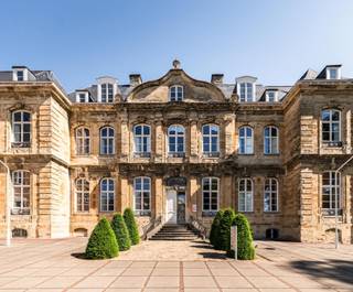 Het bestaande 17e -eeuwse kloostergebouw werd gerenoveerd en omgevormd tot volwaardige kantoorruimten, met respect voor het verleden en de...