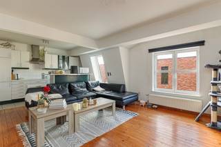 <p><span>In het hart van Burcht, in een kleinschalige residentie, kan je dit charmant appartement te koop vinden. Het biedt een uitstekende bereikbaarheid, winkels, scholen, openbaar vervoer en tal van voorzieningen voor sport en ontspanning bevinden zich op wandelafstand, waardoor u geniet van een comfortabele en praktische woonomgeving.</span></p><p><span>Het appartement is gelegen op de tweede verdieping van een gebouw uit </span><span>1993 </span><span>en</span><span> telt heel wat positieve kenmerken waaronder een leuke </span><span>plankenvloer</span><span>, </span><span>airco </span><span>in de leefruimte en slaapkamer en een </span><span>bewoonbare oppervlakte</span><span> van maar liefst </span><span>93m² </span><span>die twee ruime slaapkamers telt.</span><span> </span><span>(cfr. EPC)</span></p><p><span>Indeling</span><span>:</span></p><p><span>- inkomhal</span></p><p><span>- ruime, lichtrijke woonkamer</span></p><p><span>- open keuken</span></p><p><span>- berging</span></p><p><span>- terras</span></p><p><span>- gastentoilet</span></p><p><span>- eerste slaapkamer met airco</span></p><p><span>- tweede slaapkamer</span></p><p><span>- badkamer met bad / douche en dubbele lavabo</span></p><p><span>Troeven</span></p><p><span>- mogelijkheid tot huren van berging/staanplaats</span></p><p><span>- airco in leefruimte en slaapkamer<br />- op te frissen staat, veel mogelijkheden </span></p><p><span>- Bewoonbare oppervlakte 93m² + 2m² terras</span></p><p><span>- EPC label B</span></p><p><span>Ben je op zoek naar ander vastgoed, een investering of wens je de waarde van jouw eigendom te kennen? Dan ben je bij BOLT Immo aan het juiste adres! Wij helpen jou graag verder.</span></p>