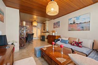 <p>Op zoek naar een gezinswoning met voldoende slaapkamers én een gezellige stadstuin?</p>
<p>We stellen graag deze aangename, op te frissen woning in Denderleeuw aan je voor, met tal van mogelijkheden.<br />Op de gelijkvloerse verdieping vind je een inkomhal die toegang geeft tot de lichtrijke leefruimte met eetplaats, een aparte keuken, een badkamer met ligbad (douchefunctie) en een praktische bergruimte.<br />De aangename tuin met terras is de perfecte plek om tot rust te komen.</p>
<p>Op de eerste verdieping bevinden zich drie ruime slaapkamers (19 m², 11 m² en 10 m²) en een vaste trap leidt naar de volledig afgewerkte zolderverdieping (29 m²), die vandaag dienstdoet als vierde slaapkamer.</p>
<p>Extra troef: de woning beschikt over een afzonderlijke zij-ingang, ideaal voor fietsen, vlotte toegang tot de tuin, een grote veranda en berging + een bijkomende zolderberging.<br /><br />SI in aanvraag.</p>