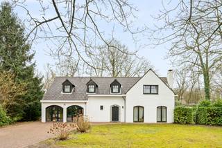 Située dans la rue Raymond Delbeke, une route de liaison entre Schilde et Brecht, cette charmante villa se trouve sur un terrain de 1.753 m²...