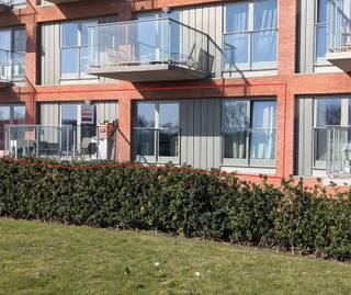 <p>Recent 1-slaapkamerappartement met frontaal zicht op de Rupel  parkeerplaats inbegrepen</p><p>Huurprijs van 950 e  is inclusief syndicale kost! Geen extra!</p><p>Beschikbaar vanaf 01/05/26</p><p>De Waterkant is recent en stijlvol afgewerkt met een bewoonbare oppervlakte van ca. 72 m2. Het appartement geniet van een prachtig frontaal zicht op de Rupel en het omliggende natuurgebied.</p><p>De lichtrijke leefruimte met grote raampartijen tot op de vloer biedt een aangename lichtinval en geeft rechtstreeks toegang tot het zuidoostgericht terras van 7 m2 met glazen balustrade en mooi zicht op het water.</p><p>De open, volledig uitgeruste keuken beschikt over een kookplaat, afzuigkap, vaatwasser en koelkast met vriesvak. Aansluitend bevindt zich een ruime berging met aansluiting voor wasmachine en droogkast.<br />Verder omvat het appartement een ruime slaapkamer met grote raampartij. De badkamer is voorzien van een lavabo met meubel en spiegelkast, evenals een douche met mengkraan. In de inkomhal bevindt zich een apart gastentoilet met handenwasser en hangtoilet. In alle ruimtes zijn aansluitingen voorzien voor kabel en internet.</p><p>Extra troef is de inbegrepen privatieve parkeerplaats en afgesloten fietsberging.<br />Residentie De Waterkant staat voor comfortabel wonen met een hoge afwerkingsgraad, rustig gelegen vlak bij de Rupeldijk met tal van wandel- en fietsroutes. Bovendien geniet u van een vlotte verbinding naar de E19 en A12.</p><p>Een ideale woonst voor wie rust, uitzicht en bereikbaarheid wil combineren.</p>