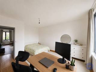 <p><span>Information apartment</span></p><p><span>Looking for a cozy place to live in a prime location in Antwerp? This bright 1-bedroom apartment is located on the third floor at the front of the building (no elevator) and combines comfort with an excellent location. Through the entrance hall, with practical connection for a washing machine, you enter the pleasant living space of approx. 26 m². Thanks to the large windows, this room enjoys an abundance of natural light. The semi-open kitchen is equipped with a gas stove, oven, refrigerator and extractor hood. The spacious bedroom of approx. 16 m² is located at the quiet rear of the building. The bathroom has a shower, sink and toilet. The apartment is finished with warm planché flooring throughout the living areas, while maintenance-friendly tile floors are provided in the wet areas. General costs: 50/month for maintenance and consumption of the common parts. Individual meters for gas, electricity and water. Located on the bustling Nationalestraat, with numerous stores, cozy cafes and restaurants within easy reach. Both the Groenplaats and the Zuid are within walking distance.</span></p><p><span> </span></p><p><span>Layout</span></p><ul><li><span>Entrance hall (approx. 3.1m²) with washing machine connection.</span></li><li><span>Living room (approx. 26m²) on plaster floor, which enjoys a lot of light thanks to the large windows.</span></li><li><span>Semi-open kitchen with gas hob, oven, refrigerator and hood. Plenty of cupboard space in the kitchen.</span></li><li><span>Bedroom (approx. 16m²) located at the rear of the building.</span></li><li><span>Bathroom (approx. 3,4m²) which has shower, sink and toilet.</span></li></ul><ul><li><span>Favourable EPC: 167 kWh/m²</span></li><li><span>Throughout the apartment planché floor, in the wet rooms there is tiled floor.</span></li></ul><p><span> </span></p><p><span>General information</span></p><ul><li><span>Rent: 850 EUR/month + 50 EUR/month</span></li><li><span>Availability: 01/07/2026</span></li></ul><ul><li><span>General charges: 50 EUR/month: consumption and maintenance of common parts.</span></li><li><span>Consumption: individual meters for water, gas and electricity.</span></li><li><span>Rent guarantee: 3 months</span></li><li><span>Cost (compulsory) entering: 200 EUR excl. VAT. to be paid by both parties</span></li></ul><p><span> </span></p><p><span>Building</span></p><ul><li><span>Well-kept building consisting of 4 floors with commercial premises on the ground floor.</span></li><li><span>There is an intercom.</span></li><li><span>No elevator available.</span></li></ul><p><span> </span></p><p><span>Location</span></p><ul><li><span>Sint-Andries area! </span></li><li><span>Located in the Nationalestraat with Groenplaats, Meir and the Zuid within easy reach. Numerous cafes and restaurants. </span></li><li><span>Public transport and velo stations in the immediate vicinity.</span></li><li><span>MOBISCORE: 9,5/10.</span></li></ul><p><span> </span></p><p>*<span>The information in this prospect is for information purposes only: prospective tenants must make their own business of obtaining, checking and interpreting this information.</span></p><p><span> </span></p><p><span> </span></p>