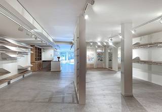 Op zoek naar een strategische uitvalsbasis voor jouw onderneming? <strong>Dit uitzonderlijk ruime en instapklare handelspand van 312 m² bevindt zich op een absolute A-locatie, pal in het bruisende hart van de winkelstraat.</strong> Dankzij de royale glaspartij geniet je niet alleen van een zee aan natuurlijk licht, maar vooral van maximale visibiliteit en een constante stroom passanten. De ruimte leent zich perfect voor retail, een showroom of een moderne dienstverlening en is direct operationeel: zo beschikt het pand over een stijlvolle ontvangsttoog, een volwaardig uitgeruste keuken met vaatwasser, een verzorgd gastentoilet en een aangenaam binnenklimaat dankzij de aanwezige airconditioning.<br />Daarnaast biedt dit pand twee zeldzame extra troeven die integraal in de huur zijn inbegrepen: een praktische stockruimte voor voorraadbeheer én een privatieve ondergrondse autostaanplaats. <strong>Het pand is onmiddellijk beschikbaar, beschikt over een AREI-conforme elektrische installatie en heeft een gunstige EPC-score met label D. </strong>De maandelijkse provisie voor servicekosten bedraagt € 100, en de onroerende voorheffing lag in 2024 vast op € 2.594. Kortom: een unieke kans voor wie wil ondernemen op topniveau zonder te hoeven verbouwen. Interesse om de troeven van dit pand ter plaatse te ontdekken? Neem gerust contact op met info@immodelestre.be of 054 33 62 52.