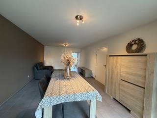 Ligging:<br />Dit huurappartement is centraal gelegen in het hart van Geel, op wandelafstand van de Markt, winkels, horeca en andere dagelijkse voorzieningen. Dankzij de goede bereikbaarheid met het openbaar vervoer en de vlotte aansluiting naar belangrijke invalswegen geniet u hier van een praktische en comfortabele woonlocatie. Ideaal voor wie graag alles binnen handbereik heeft.<br /><br />Indeling appartement (1e verdieping - met lift):<br />- Woonkamer/eetkamer<br />- Ingerichte keuken<br />- Berging/wasplaats<br />- Badkamer met inloopdouche<br />- Apart toilet<br />- 2 slaapkamers<br />- Terras<br />- Ondergrondse autostaanplaats<br />- Kelderberging<br />- Gemeenschappelijke fietsenstalling<br />- Huurprijs: 800 euro/maand + 50 euro/maand gemeenschappelijke kosten!<br />- Het appartement is onmiddellijk beschikbaar!<br /><br />Uitsluitend via onze website www.vastengoed.be kan u een bezichtiging inplannen op de vooropgestelde bezoekmomenten. Voor andere vragen kan u het kantoor bereiken op het nummer 014/72.73.74.