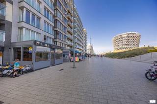 Volledig ingericht handelspand met woonst op topligging vlakbij het nieuwe Casino. Het pand is nog verhuurd tot 31/5/2027 en momenteel uitgebaat als café 'T huys aan de waterkant. Indeling : handelszaak ingericht als café voorzien van ongeveer 40 zitplaatsen binnen en 16 zitplaatsen buiten, bar, keuken, toiletten, grote kelder. Achtergelegen appartement bestaande uit : grote woonkamer, keuken, badkamer, toilet, 2 slaapkamers en ruim terras. Via het terras heeft men direct toegang tot de Leopoldlaan wat uiterst praktisch is voor leveringen. Uitzonderlijk aanbod gezien oppervlakte ( 262m²) en ligging. Mogelijkheid tot plaatsen van extra terras op de Zeedijk. Goed onderhouden gebouw met reeds vernieuwde voorgevel.