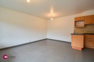 <p><span>Gelijkvloerse studio met één slaapkamer in Boortmeerbeek</span></p><p><span> </span></p><p><span>Dit gelijkvloers appartement is ideaal gelegen nabij het centrum van Boortmeerbeek. </span></p><p><span> </span></p><p><span>Je komt binnen via de inkomhal, deze geeft je toegang tot de living met open keuken. Vanuit de leefruimte heb je toegang tot het terras. Verder beschikt het appartement over een badkamer voorzien van toilet, wastafel & douche en een slaapkamer. Extra ruimte nodig? Geen probleem! Je beschikt daarnaast nog over een handige kelderberging</span></p><p><span> </span></p><p><span>Wil je wonen dichtbij de dorpskern met alle voorzieningen in de nabijheid? Een vlotte verbinding naar Leuven, Antwerpen, Mechelen en Brussel? Kom dan zeker een kijkje nemen! </span></p><p><span> </span></p><p><span>015 20 36 00 - <span>info@domoxim.be</span></span></p>