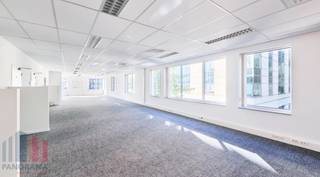 <strong>806 m²</strong> stijlvolle<strong> kantoorruimte te koop ( en te huur) </strong><br />Uitstekend gelegen vlak bij de <strong>R0 </strong>op- en afrit Groot-Bijgaarden met een vlotte verbinding naar het knooppunt met de<strong> E40</strong>. Tevens vlot bereikbaar met het openbaar vervoer (bus, tram en trein): station Sint-Agatha-Berchem ligt op 200 m. <br /><br />De kantoorruimte is gelegen op de eerste verdieping en omvat vergaderzalen, een meetingsruimte voor one-to-one gesprekken, eetruimte met kitchenette en moderne sanitaire voorzieningen,<br /><br />Het kantoor maakt deel uit van het “<strong>Inter Access Park</strong>” en biedt een professionele, comfortabele werkomgeving. Het gebouw is uitgerust met liften, toegangscontrole en een brandalarm. <br /><br />Er is ruime parkeergelegenheid voorzien, met de mogelijkheid tot aankoop.<br />Daarnaast zijn ook andere oppervlaktes beschikbaar, van<strong> 73 m² tot 2.359 m²</strong>, zowel te koop als te huur.<br /><br />Dankzij de ligging in een levendige buurt geniet u bovendien van een ruim aanbod aan winkels en eetgelegenheden in de directe omgeving, ideaal voor zowel medewerkers als bezoekers.<br /><br />Contacteer <strong>PANORAMA B2B</strong> voor meer informatie, plannen of een vrijblijvend plaatsbezoek via <strong>0477 09 00 09.</strong>
