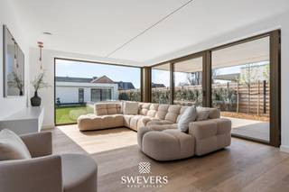 Voor meer info en foto’s, surf naar www.swevers.be – Deze exclusieve A+ architectenwoning in de Meelbergstraat in Paal, gebouwd in 2025, combineert moderne architectuur met een doordachte indeling en hoogwaardige afwerking.Label A is de norm voor woningen tegen 2050. Deze is zelfs A+. Met een bewoonbare oppervlakte van 217 m² geniet u van een ruime en lichtrijke leefomgeving dankzij grote raampartijen en een open structuur. Via de inkomhal bereikt u het gastentoilet, de berging en de inpandige garage, met aansluitend de leefruimte van 38,64 m² en een volledig uitgeruste keuken (12,60 m²) met eiland en Miele-toestellen. Het overdekte terras vormt een mooie overgang naar de tuin.<br />Op de verdieping bevinden zich drie slaapkamers en twee badkamers. De masterbedroom (34 m²) beschikt over een ensuite badkamer met ligbad, douche en dubbele lavabo. De overige kamers (12,60 m² en 12,96 m²) zijn volwaardig, aangevuld met een tweede badkamer en extra bureauruimte op de overloop. Het zuidwest georiënteerde perceel van 8a 21ca biedt optimale zoninval, met een verwarmd zwembad en poolhouse ( 40m²) met voorzieningen. Verder is de woning uitgerust met zonnepanelen, laadpaal, hybride verwarming en ventilatiesysteem D. <br />Een A+ woning is niet alleen energiezuinig. Het is comfortabeler wonen, elke maand besparen én investeren in de toekomst. Gelegen nabij Paalse Plas, Millennium Golf en op 2200 m van de snelweg, met scholen en winkels dichtbij. Richtprijs: €765.000 excl. Btw en aansluitkosten nutsvoorzieningen. . Voor meer informatie, bel 011 255 155. Bron bewoonbare oppervlakte: EPC – verslag.