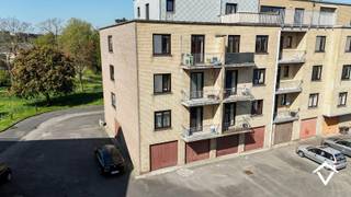 Dit instapklaar en zonnig appartement is gelegen op de 3de verdieping aan een rustig pleintje in het centrum van Assebroek.<br /><br />Het appartement bestaat uit: lift - inkomhal - living met aansluitend terras - keuken - berging - badkamer - 2 slaapkamers, waarvan 1 voorzien van een terras - badkamer - gemeenschappelijke fietsenberging. <br /><br />Mogelijkheid tot aankoop van een garage in het gebouw.