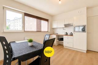 Welkom in de Sint-Jozefsstraat 13 in Waregem, een recent appartement (bouwjaar 2013) met een stabiele huurinkomst. Ideaal als investering of voor starters. Gelegen in het hart van Waregem, op wandelafstand van scholen, supermarkten, sportinfrastructuur en tal van andere voorzieningen.<br /><br />Het appartement bevindt zich op de eerste verdieping (met lift) en verwelkomt u via de inkomhal met gastentoilet. De lichtrijke leefruimte sluit naadloos aan op de volledig uitgeruste keuken en het westgericht terras. Verder beschikt het appartement over een badkamer met ligbad en lavabo, evenals twee slaapkamers, elk met een eigen terras.<br /><br />Er is mogelijkheid tot het bijkopen van een ondergrondse autostaanplaats. Daarnaast is er voldoende parkeergelegenheid in de straat voor bezoekers.<br /><br />Bent u op zoek naar een interessante investering of uw eerste eigen woning? Neem vandaag nog contact met ons op voor een bezoek of meer informatie!<br /><br />De vermelde prijs is een richtprijs; elk bod wordt voorgelegd aan de eigenaar, die het recht heeft dit te aanvaarden of te weigeren.<br />Deze transactie betreft geen verkoop, maar een overdracht van het recht van erfpacht.<br /><br />Neem voorsprong met een vrijblijvende schatting via:<br />www.residentievastgoed.be/gratisonlineschatten