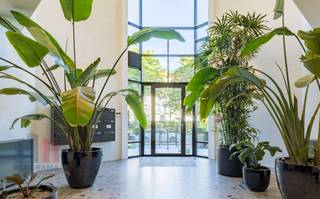 Hoogwaardige <strong>kantoorruimte</strong> van <strong>116 m²</strong> in Etterbeek, ideaal voor ondernemingen die op zoek zijn naar een professionele werkomgeving. Beschikbare oppervlaktes van <strong>116 m² tot 541 m².</strong><br />Gelegen op enkele minuten van de Europese wijk, met een metrostation pal voor de deur, biedt Louis Schmidt 87 een uitzonderlijke bereikbaarheid, wat het een ideale keuze maakt voor ambitieuze organisaties die hun zichtbaarheid en uitstraling willen versterken.<br /><br />Op de <strong>3de verdieping</strong> is een kantoorruimte beschikbaar, ideaal voor bedrijven die op zoek zijn naar een moderne, goed bereikbare werkplek. <br /><br />Het gebouw beschikt over een indrukwekkend <strong>rooftop terras</strong> met een prachtig uitzicht over de stad. Daarnaast zijn er tal van praktische faciliteiten, zoals<strong> 6 EV-laadstations</strong> voor elektrische wagens, parkeergelegenheid voor auto's en fietsen, en douches en lockers, perfect voor medewerkers die met de fiets naar het werk komen.<br /><br />Een absolute troef is Cafette Mariette, een moderne en sfeervolle cafetaria met ruime en comfortabele zitplaatsen waar medewerkers zich meteen op hun gemak voelen. Het is de ideale plek om te lunchen, informeel te vergaderen of rustig te werken dankzij een snelle internetverbinding. Met een coffee corner, een Smartfridge en co-working spaces vormt Cafette Mariette een levendige ontmoetingsplek waar je moeiteloos kunt eten, werken en netwerken.<br /><br />Contacteer<strong> PANORAMA B2B</strong> voor meer informatie, plannen of een vrijblijvend plaatsbezoek: <strong>0477 09 00 09.</strong>