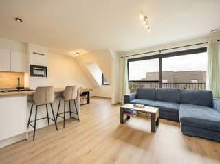 <p><strong>Recent (BJ 2022) 2 slpk app. (86m²) in Oud-Turnhout met o.a. zuidgericht terras, 2 ondergrondse autostaanplaatsen en kelderberging (inbegrepen in vraagprijs) en gunstig EPC A-label (17 kWh/m²). E-peil 10. Elektriciteit conform. <br /></strong></p>
<p><strong>Ligging: </strong>Gelegen net buiten centrum van Oud-Turnhout <span>met openbaar vervoer in nabijheid en goede verbinding naar ring of autostrade.</span><br /><br /><strong>Indeling: </strong>+2: inkomhal, leefruimte met open keuken, berging, badkamer, toilet, 2 slpk.<strong> </strong>Terras.<strong> </strong>-1: 2 autostaanplaatsen, kelderberging.</p>
<p><strong>Beschrijving: </strong>We bereiken dit appartement op de 2de verdieping via de trap of lift. Vanuit de inkomhal komen we in de leefruimte met open keuken. Deze ruimte is voorzien van veel natuurlijke lichtinval. De keuken is volledig geïnstalleerd en heeft aansluitend een berging/wasplaats. Het ruime terras is te betreden via een schuifraam. Vanuit de nachthal is er toegang tot de badkamer, het apart toilet met wastafel en de twee slaapkamers. Het volledige appartement beschikt over grote ramen met dubbel glas en twee zonnepanelen. Alle ruimtes zijn voorzien van ventilatie en het geheel is afgewerkt met een tegelvloer in houtlook. De 2 autostaanplaatsen en kelderberging zijn inbegrepen in de vraagprijs.<br /><span>Het appartement is momenteel verhuurd. Het appartement kan aangekocht worden als investering of voor eigen bewoning, mits inachtname van opzeg van de huurder bij akte, met een opzegtermijn van 6 maanden.</span><br /><br /><span>Troeven van het appartement:<br /></span>- 2 zonnepanelen<br />- Verkoop onder registratierechten<br />- Lift<br />- Ventilatie type D<br />- Vloerverwarming<br />- 2 ondergrondse autostaanplaatsen<br />- 1 kelderberging<br /><br /><br /><span>Ideaal als investering of voor wie op zoek is naar een appartement met alle faciliteiten op wandelafstand. <br /></span><br /><strong><em>Vermeldingen inzake bijzondere infoplicht:</em></strong><em> omgevingsvergunning stedenbouwkundige handelingen uitgereikt, woongebied, geen rechterlijke herstelmaatregel of bestuurlijke maatregel opgelegd of opname in het maatregelenregister, geen voorkooprecht ruimtelijke ordening, geen omgevingsvergunning voor verkavelen van gronden, geen watergevoelig openruimtegebied</em> <br /><br /></p>