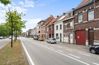 Roeselare-stadsrand.  Te renoveren ruime stevige rijwoning met 3-4 slaapkamers op een mooi perceel van 263m2.  Ideaal voor doe-het-zelver en renoveerder/investeerder. <br /><br />Ideaal gelegen aan de Mandellaan en op een boogscheut van de stadskern, E 403, alle scholen, winkels en allerhande.<br /><br />voorgevel: +/- 4.1m           <br />totaal bruikbare bebouwde oppervlakte: 132-135m2<br />gelijkvloers: 65-68m2  -   1ste verdieping: 38.5m2  -  2de verdieping :  30.54m2<br /><br />Inkomhal, fiets/opberggarage, woonkamer, kelder, toilet, bergingen, 4 slaapkamers met zolderkamer<br /><br />Stevig gebouwde woning met heel veel renovatiemogelijkheden aan 6% btw / of / sloop en wederopbouw eveneens aan 6% btw <br />Perceel : 263m2<br />Zuidwestelijke ligging, ideaal voor de namiddag -en avondzon<br /><br />Dit pand is onderhevig aan de renovatieverplichting die door de Vlaamse overheid wordt opgelegd voor residentiële gebouwen. Raadpleeg de website van het Vlaams Energie- en Klimaatagentschap via https://www.vlaanderen.be/een-huis-of-appartement-kopen/renovatieverplichting-voor-residentiele-gebouwen. <br /><br />Reserveer uw bezoek zodat we samen met u de beste mogelijkheden kunnen vinden in dit project.<br /><br />Contacteer ons voor een bezichtiging en bel ons op het nummer 051/ 62 40 40!