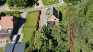 Zeer rustig gelegen woning in open bebouwing met tuin op een mooi perceel van 10 are 30 ca in een doodlopende straat.<br />Omvat: inkomhal, wc, ruime living van 52m² met houtkachel, keuken, wasplaats-berging met douche, 2 slaapkamers (13m² - 13m²) + bureel of kleine 3de slaapkamer (5m²), badkamer.<br />Afzonderlijk: garage.<br />Cv-stookolie + houtkachel in de living. <br />EPC 956 kWh/m² - energielabel F - UC3862543-RES-1.<br />Bouwjaar: 1966 - dient gerenoveerd te worden. KI: 805 euro.<br />Stedenbouwkundige info in aanvraag (woongebied met landelijk karakter).<br />Geen risicozone voor overstromingen - gebouwscore B - perceelscore C.<br />PREMIES voor renovatie: informatie over premies en financiële steun bij de renovatieverplichting kan u raadplegen op de website https://www.vlaanderen.be/een-huis-of-appartement-kopen/renovatieverplichting-voor-residentiele-gebouwen . Renovatieverplichting: kopers van woningen met een EPC-label E of F worden verplicht om binnen de 6 jaar na datum notariële akte de woning energetisch te renoveren tot minimum energielabel D = EPC 400 kWh/m² of beter.