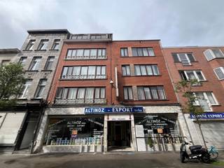 Appartementsgebouw met 5 grote appartementen type 2 slaapkamer en 1 duplexappartement (type 3 slaapkamer) Centrum AntwerpenZeer grote Commerciële...